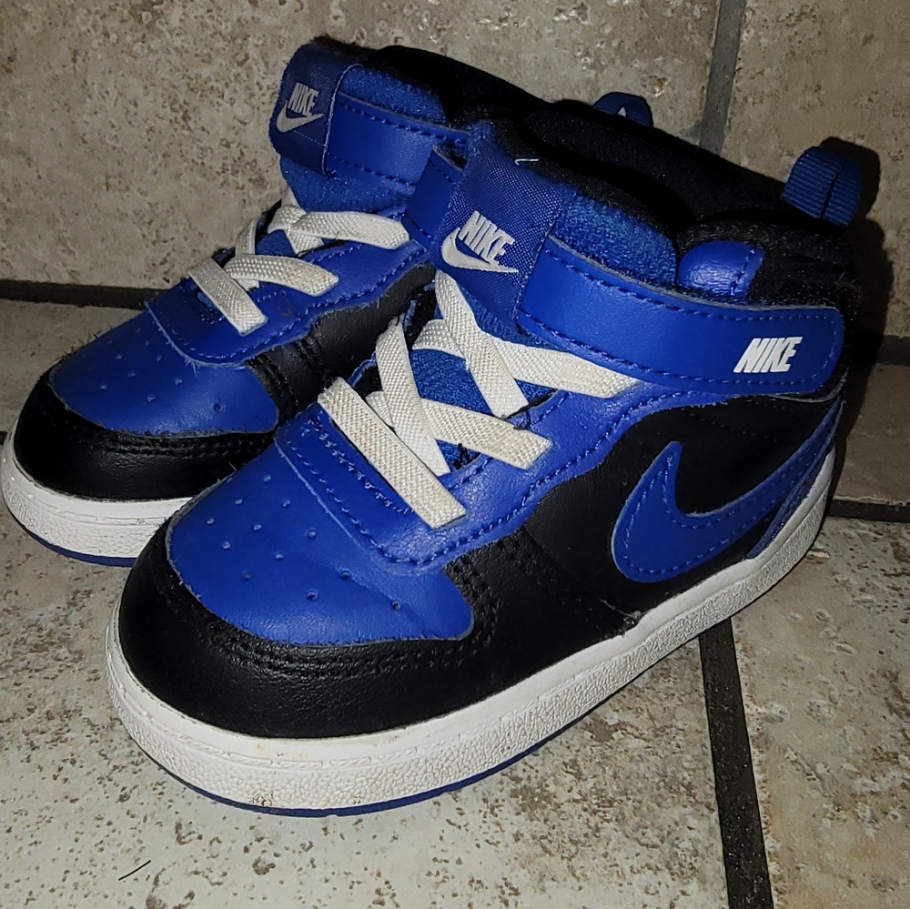 Boys' NikeToddler Court Borough Mid 2 Sneakers